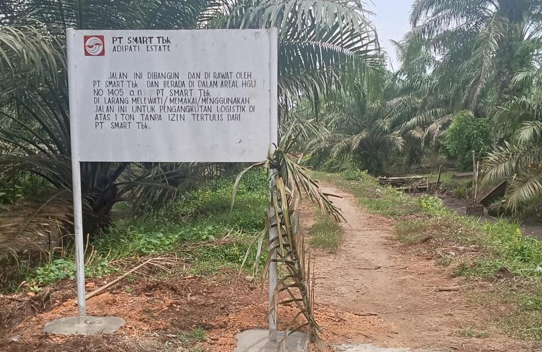 PLANK: Manajemen PT SMART Tbk memasang plank pembatasan angkutan logistik ke lokasi perkebunan di Desa Aek Korsik, Kecamatan Aek Kuo, Labuhanbatu Utara  (Dok: Fajar/Sumut Pos) 