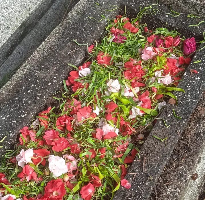 Sebuah layanan jasa titip (jastip) nyekar atau ziarah kubur online viral di media sosial. (Freepik.com)