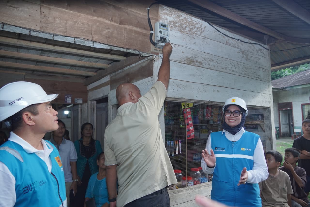 Ceremony penyalaan listrik ke salah satu rumah di Desa Ombolata Oleh Bupati Nias Utara diampingi  Direktur Distribusi PLN, Arsyadany G. Akmalaputri (kanan), EVP ODS, Saleh Siswanto.