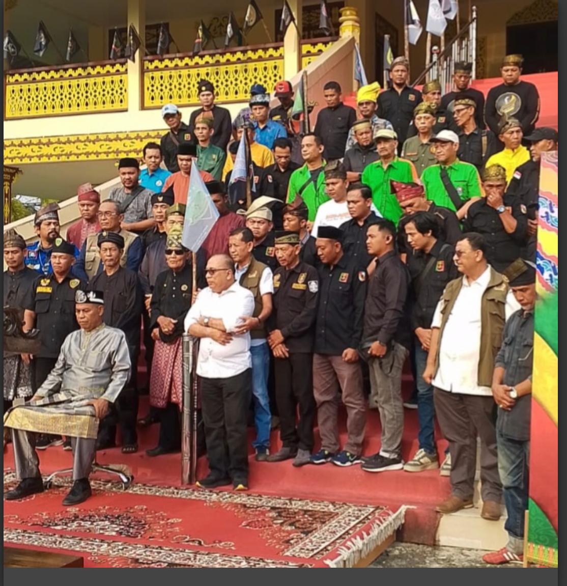 DEKLARASI: Solidaritas masyarakat Melayu di Gedung Lembaga Adat Melayu Riau (LAMR) Provinsi Riau, Jalan Diponegoro, Kota Pekanbaru, Jumat (27/3). (ISTIMEWA/SUMUT POS)