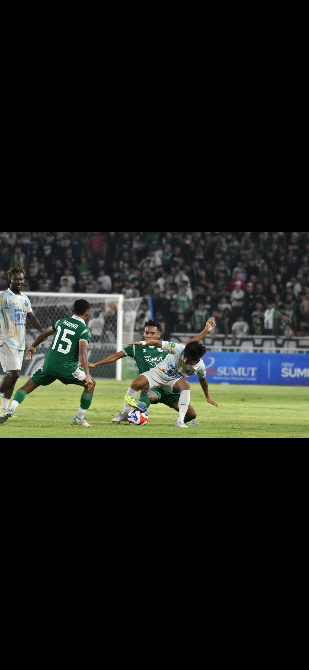 BOLA: Pemain PSMS dan PSPS berebut bola pada pertandingan di Stadion Utama Sumatera Utara, Sabtu (28/3/2026) malam. (Dok: PSMS)