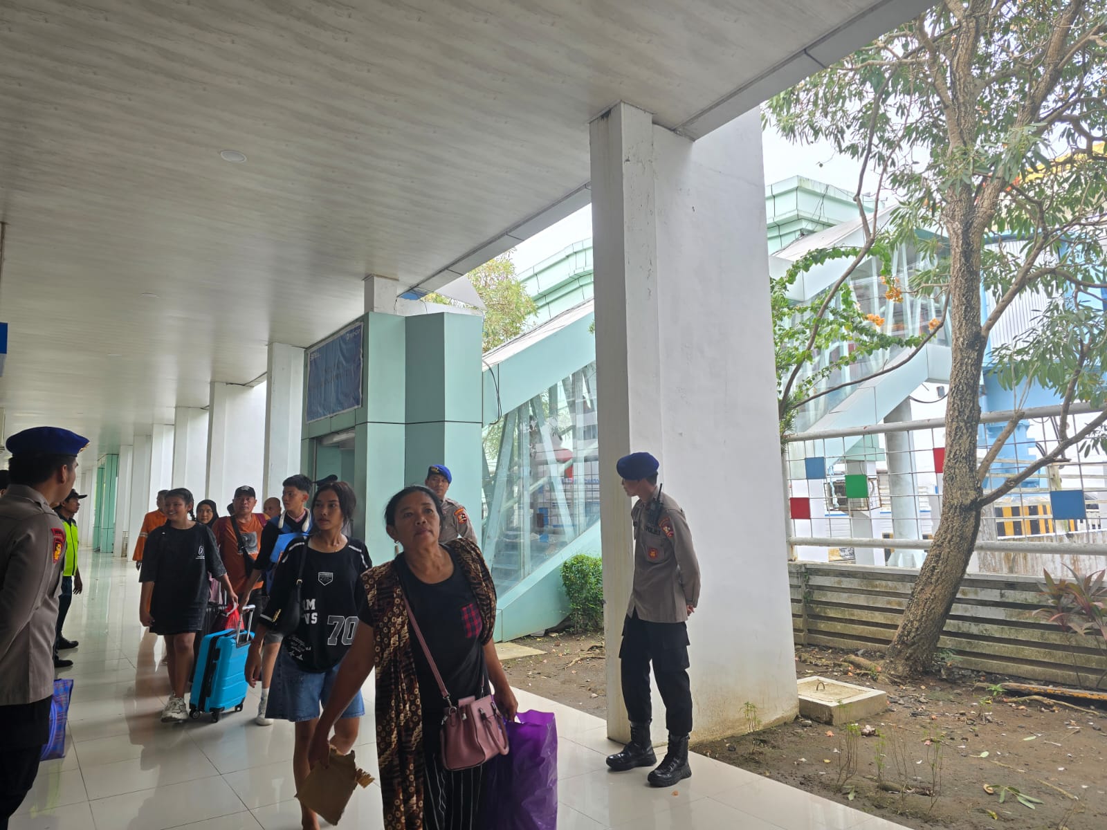  Suasana penumpang arus balik libur Idul Fitri, di Pelabuhan Bandar Deli Belawan. (IKSAN/SUMUT POS)