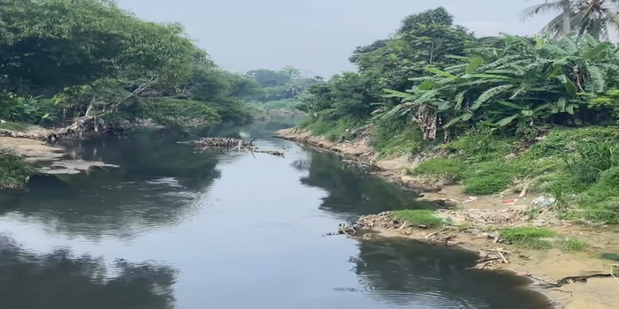  Air Sungai Belumai di Desa Dalu Sepuluh B tercemar Limbah berwarna hitam. (Batara/Sumut Pos)