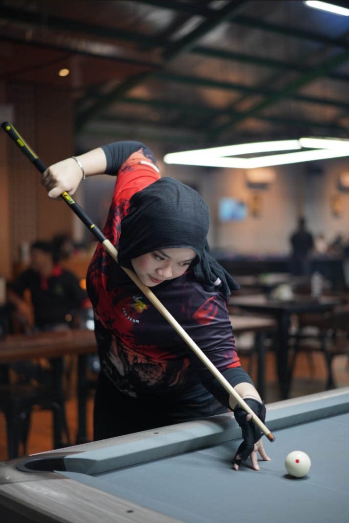 TURNAMEN: Alisya Nasution, atlet biliar Sumatera Utara ketika tampil di turnamen, beberapa waktu lalu. (Dok: POBSI Sumut) 