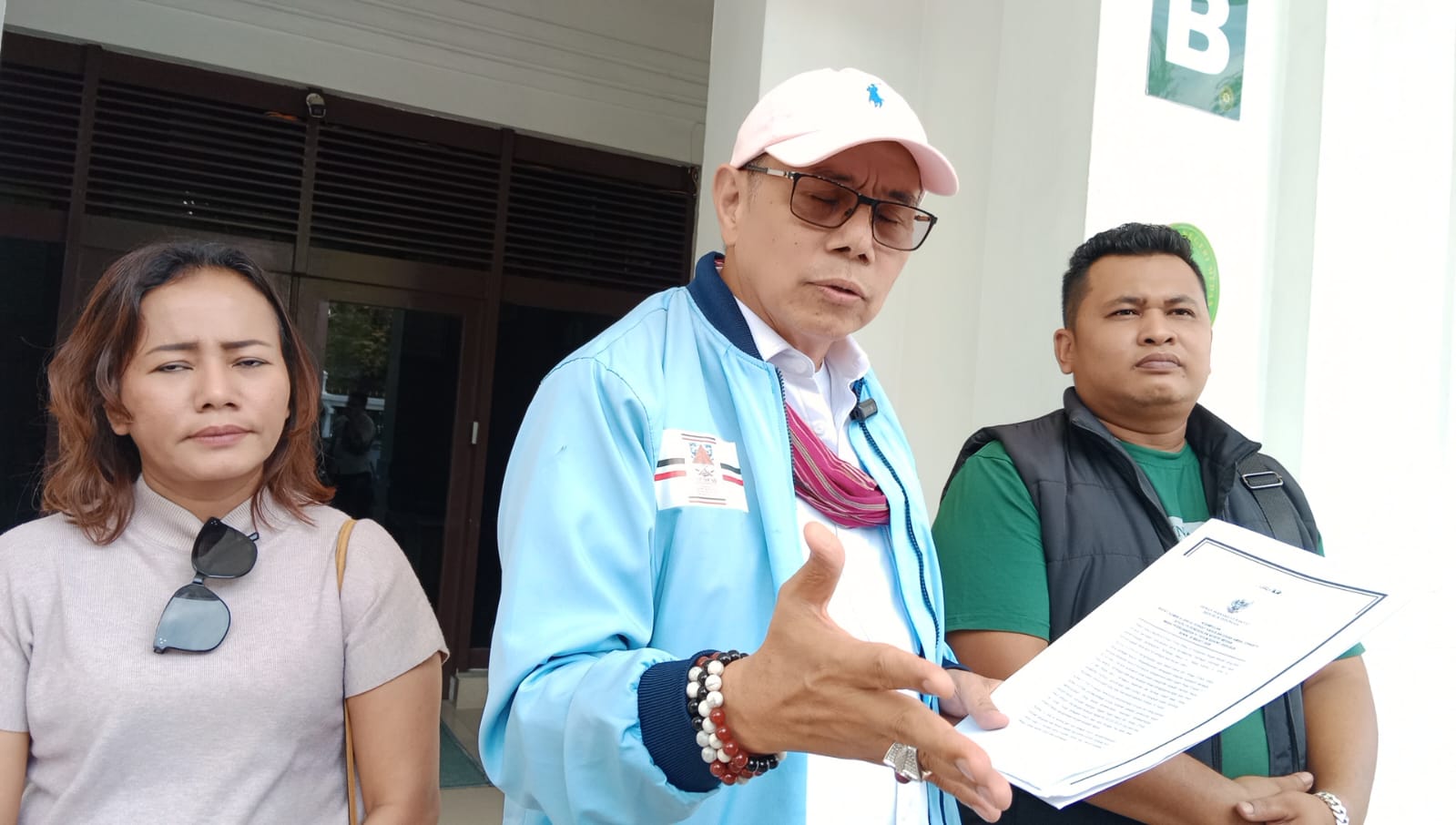 RDPU: Anggota Komisi III DPR, Hinca Panjaitan, mendatangi PN Medan untuk menyerahkan RDPU, Senin (30/3/2026). (Dok: Gusman/Sumut Pos)