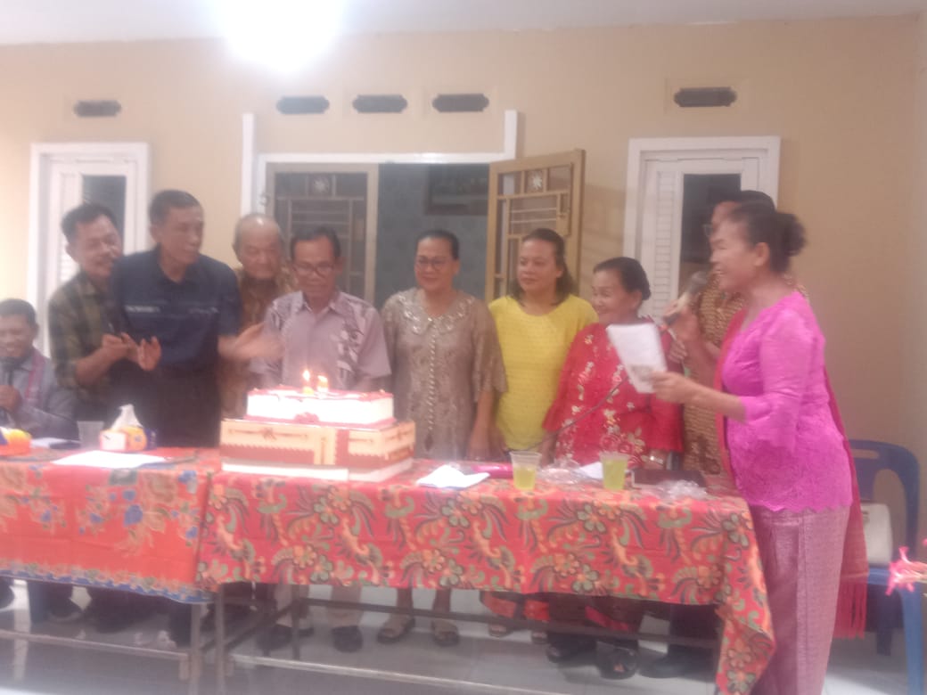 Penasehat Pungguan Silahisabungan Limapuluh St. M Sinurat,  Pengkotbah Gr Maringan  Manik, Sp.d, Ketua Pungguan Silahisabungan Limapuluh Anton Sihaloho  meniup lilin HUT ke-49 pomparan Silahisabungan.
