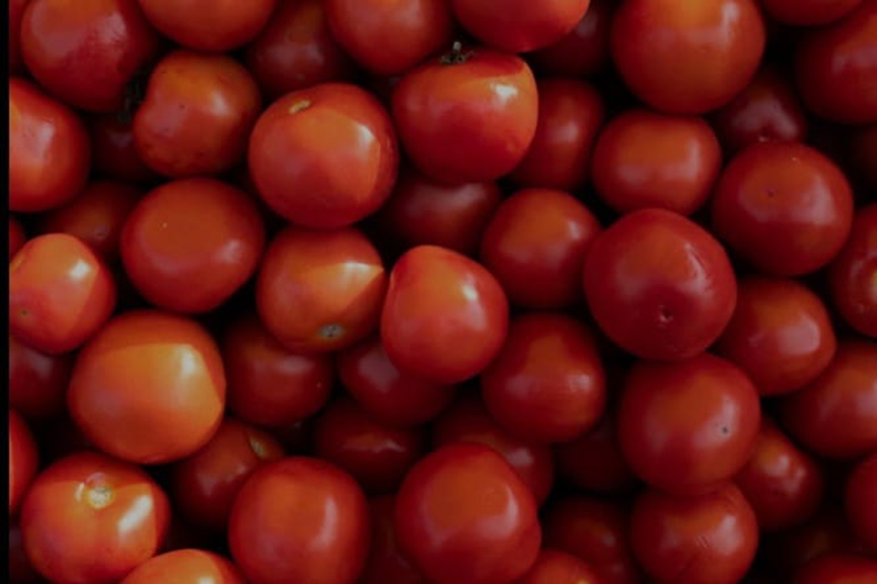 ilustrasi, tomat adalah salah satu bahan makanan yang bisa membuat kulit glowing. (pexels.com)