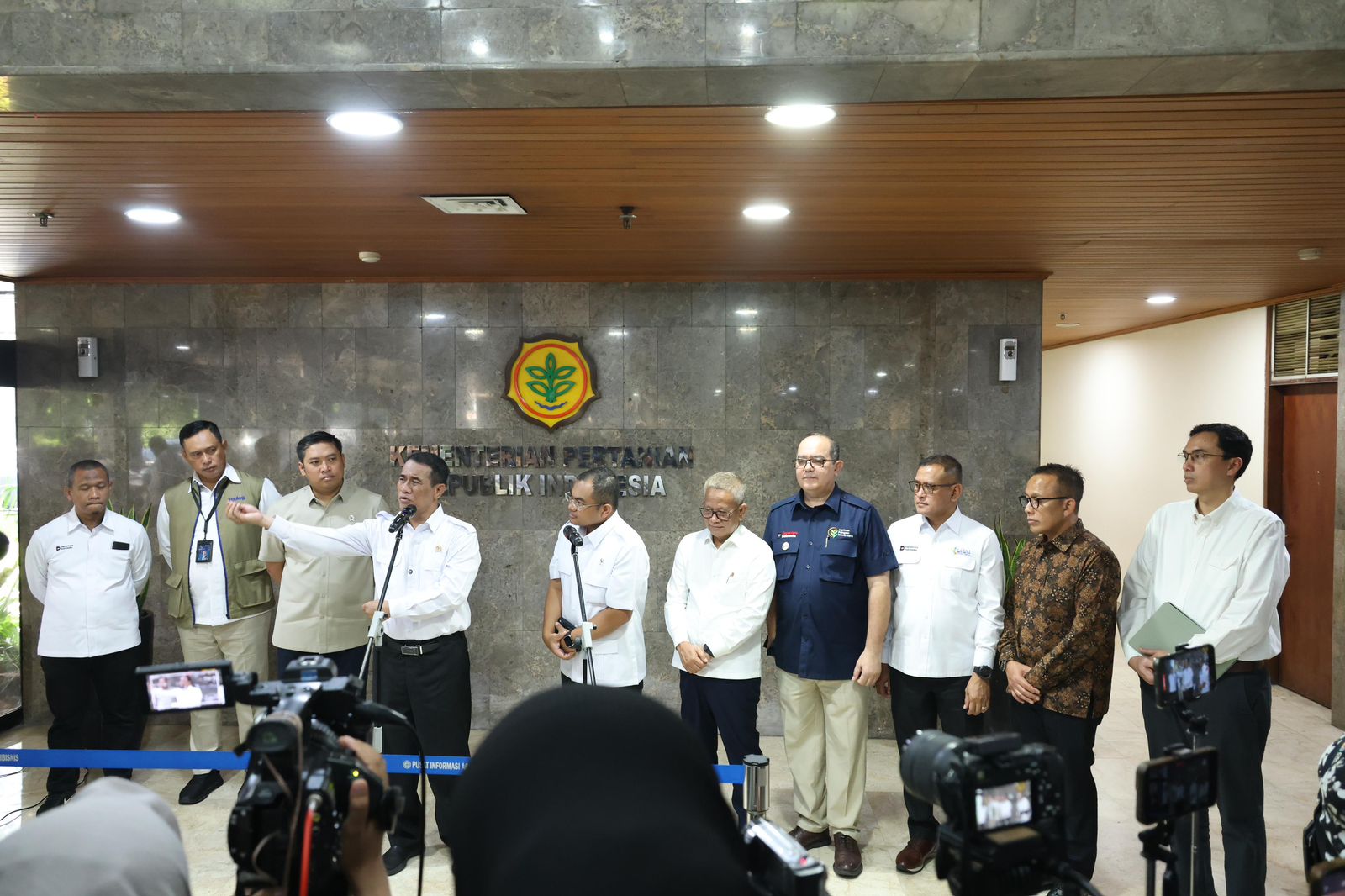 Mentan Amran saat rapat hilirisasi bersama BUMN Pangan di Kantor Pusat Kementan, Jakarta, Senin (30/3/2026)