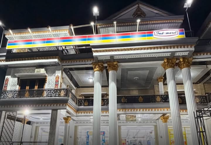 Gerai Indomaret di Pangkalan Bun viral karena tampil beda dari biasanya. (Instagram @lambegosiip)