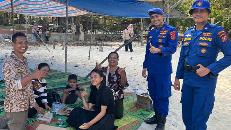 Kanit Markas Polairud Batu Bara, Ipda Hendrico P Kaban, memimpin patroli di kawasan Pantai Sejarah untuk memastikan keamanan wisatawan, Minggu (29/3/2026). (LIBERTI HALOHO/SUMUT POS)