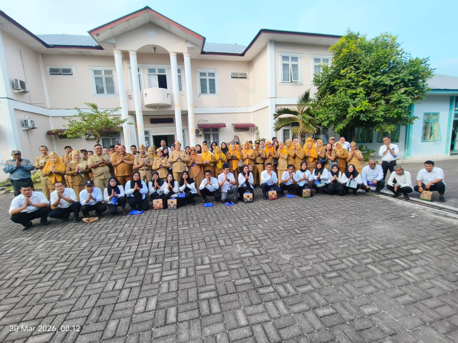 Aparatur Kecamatan Tebingtinggi Kota, terdiri dari camat, staf, lurah, serta kepala lingkungan (kepling), berfoto bersama usai pelaksanaan apel pagi. (AZAN PURBA/SUMUT POS)
