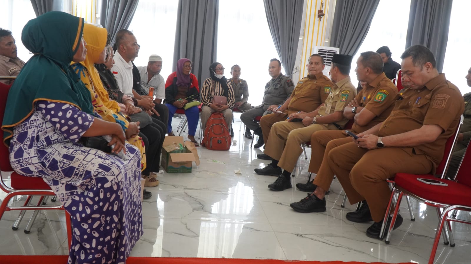  Pemkab Langkat menerima masyarakat korban banjir dari Besitang usai menyampaikan aspirasi.(Diskominfo Langkat/Sumut Pos)