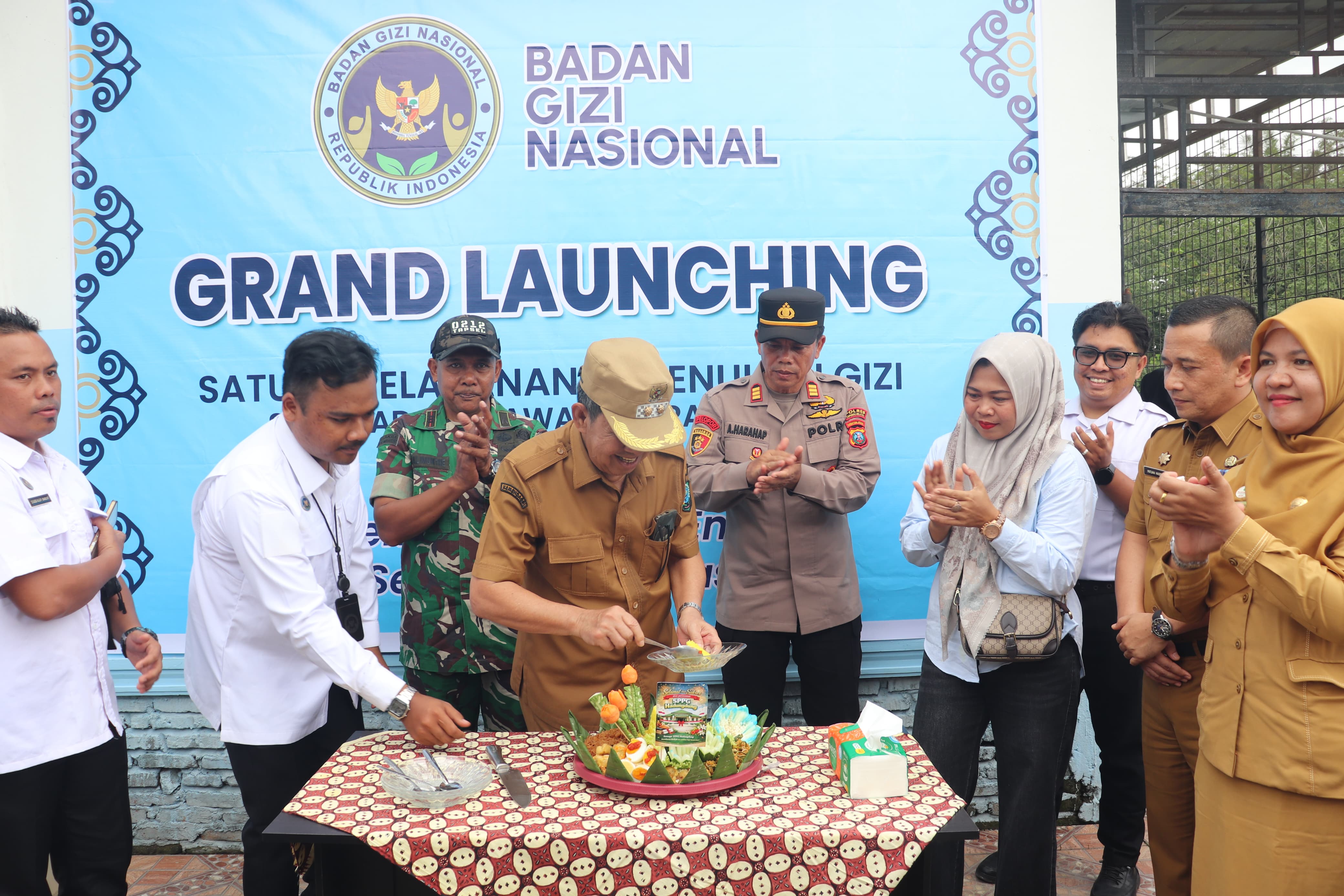 Wakil Bupati H. Basri Harahap meresmikan Satuan Pelayanan Peningkatan Gizi (SPPG) Portibi Hadungdung di Desa Hadungdung. (MITRA HARAHAP/SUMUT POS)
