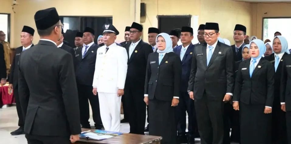 Bupati Labuhanbatu Selatan, Fery Sahputra Simatupang melantik 38 pejabat struktural. (Istimewa/Sumut Pos)