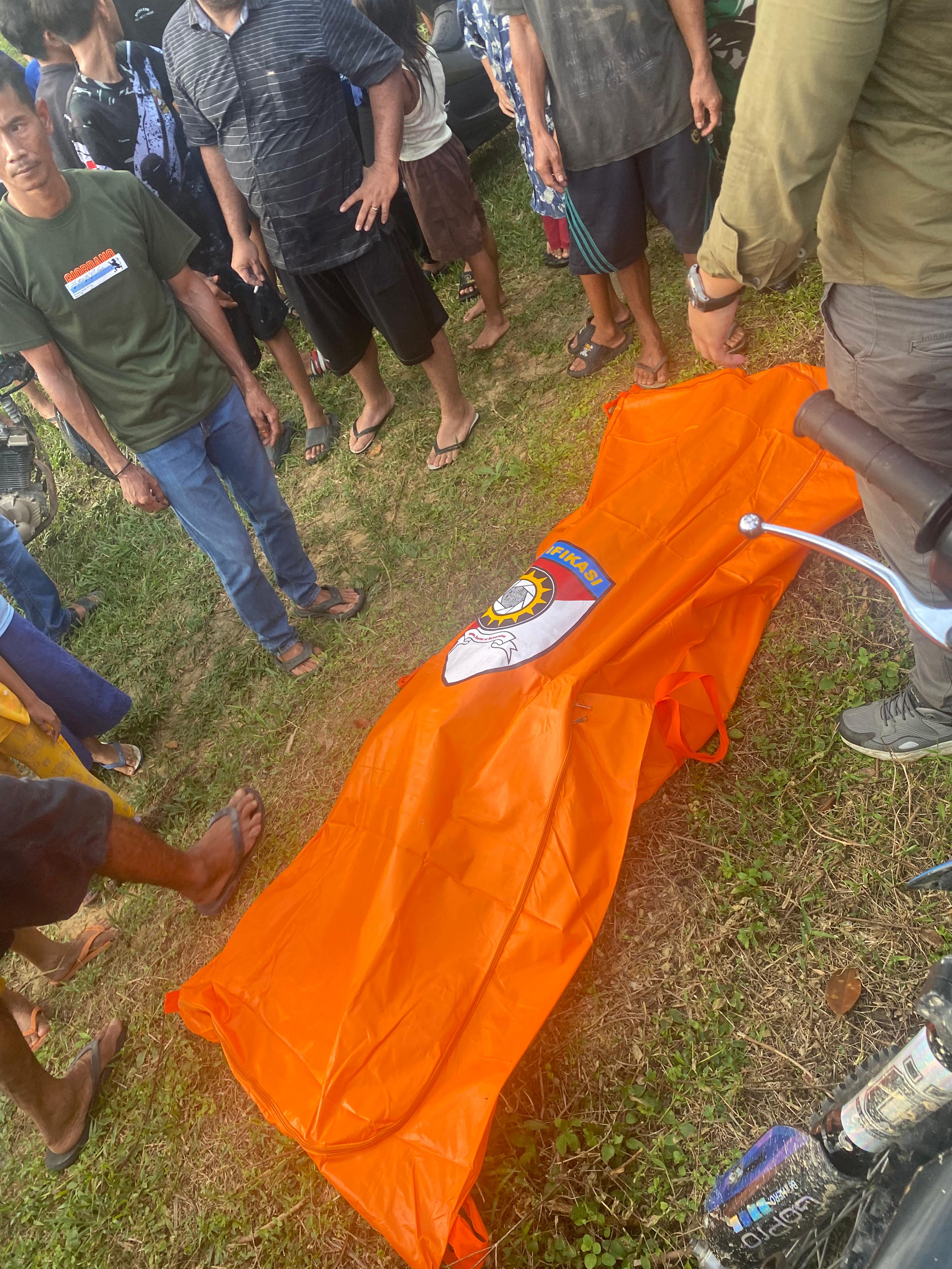 Petugas bersama warga saat melakukan evakuasi jasad korban (Indra / Sumut Pos).
