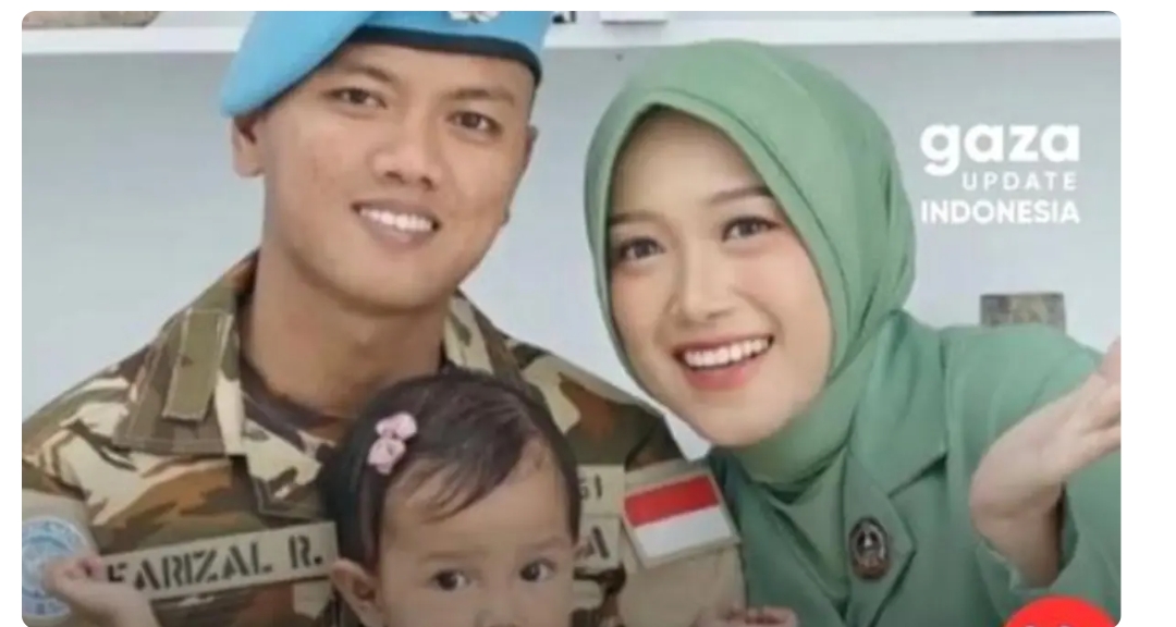 Praka Farizal Rhomadhon (semasa hidup) foto bersama istri dan anaknya. (instagram Gaza Update)