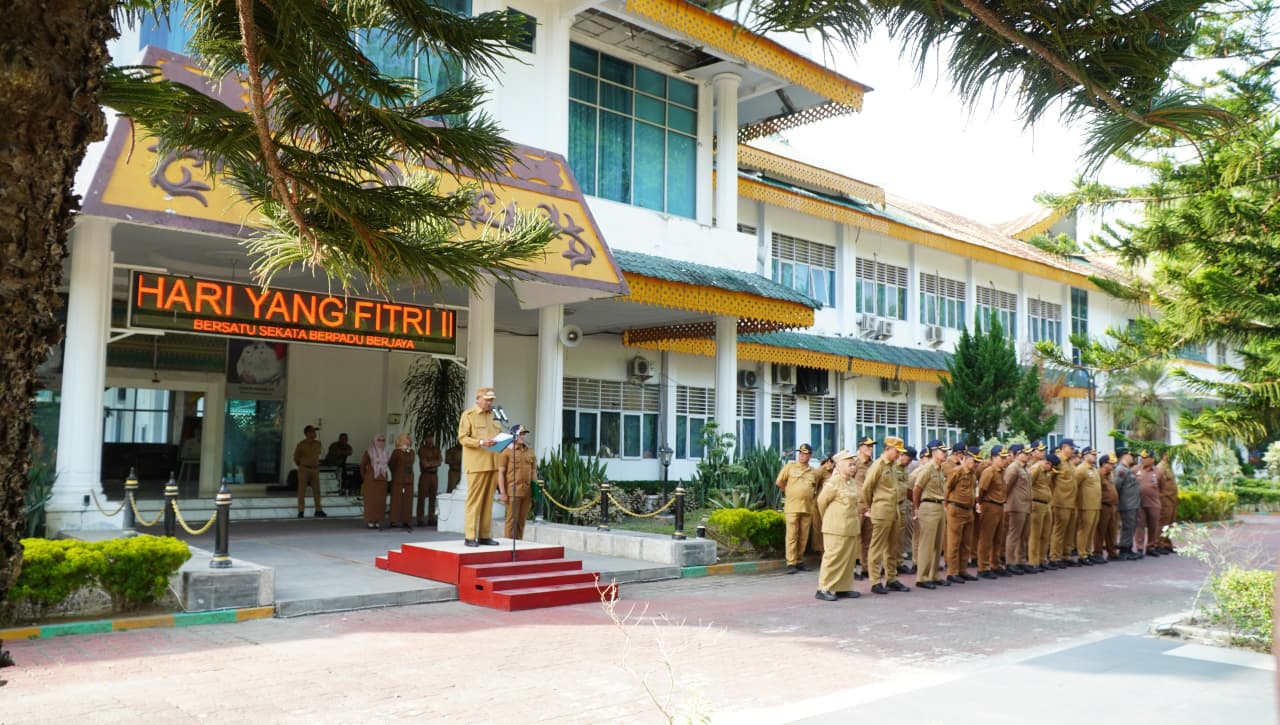  Bupati Langkat, Syah Afandin saat memimpin apel gabungan. (Diskominfo Langkat/Sumut Pos)