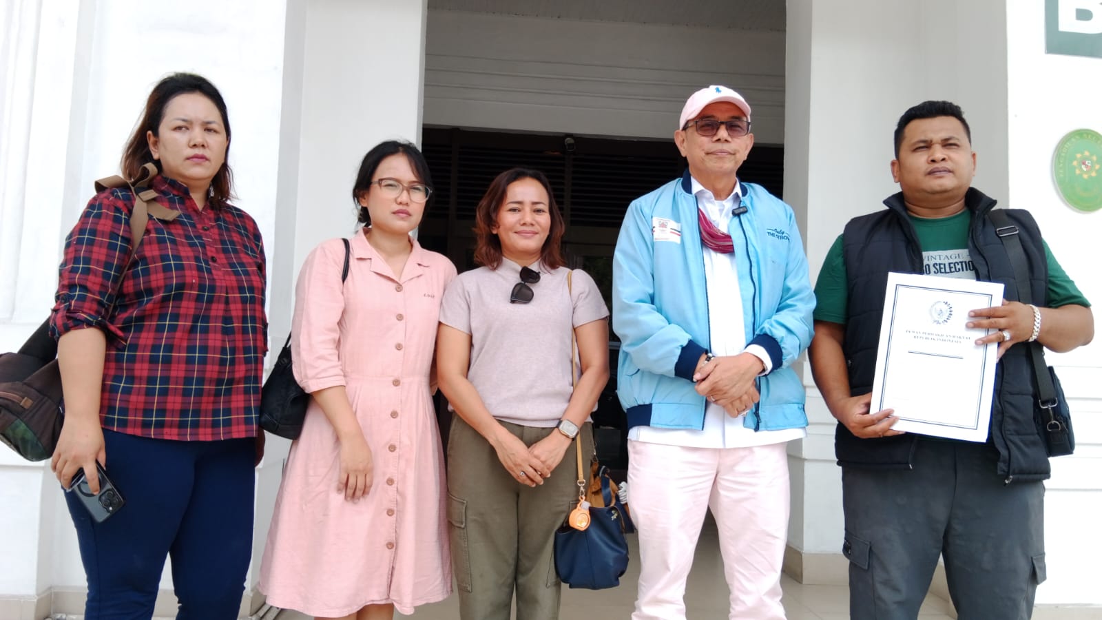 RDPU: Anggota Komisi III DPR, Hinca Panjaitan saat menyerahkan RDPU ke Pengadilan Negeri Medan, Senin (30/3/2026). (Dok: istimewa) 
