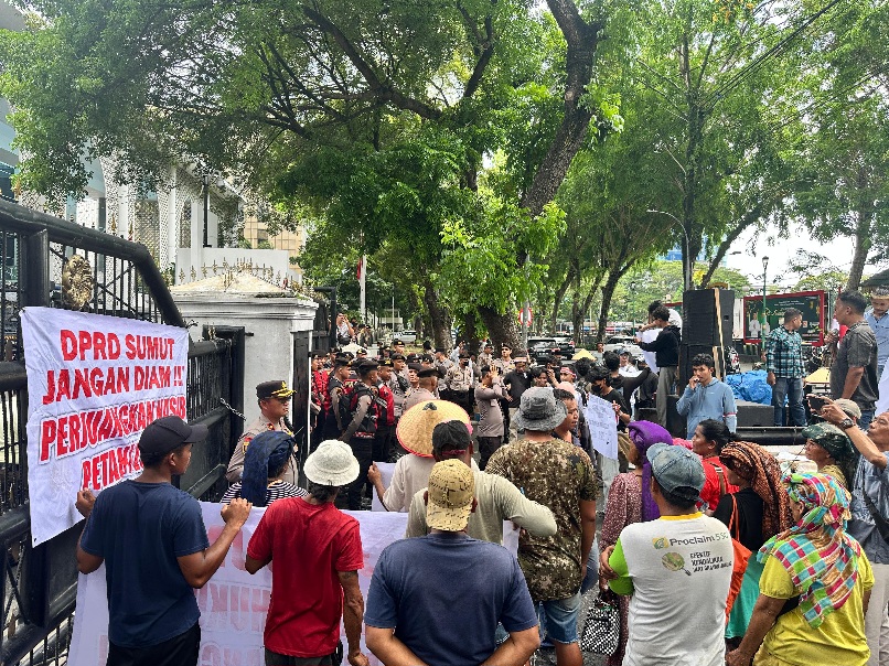 AKSI: Petani bawang asal Kabupaten Karo melakukan aksi di DPRD Sumut, menuntut penertiban impor bawang ilegal. (Dok: istimewa)