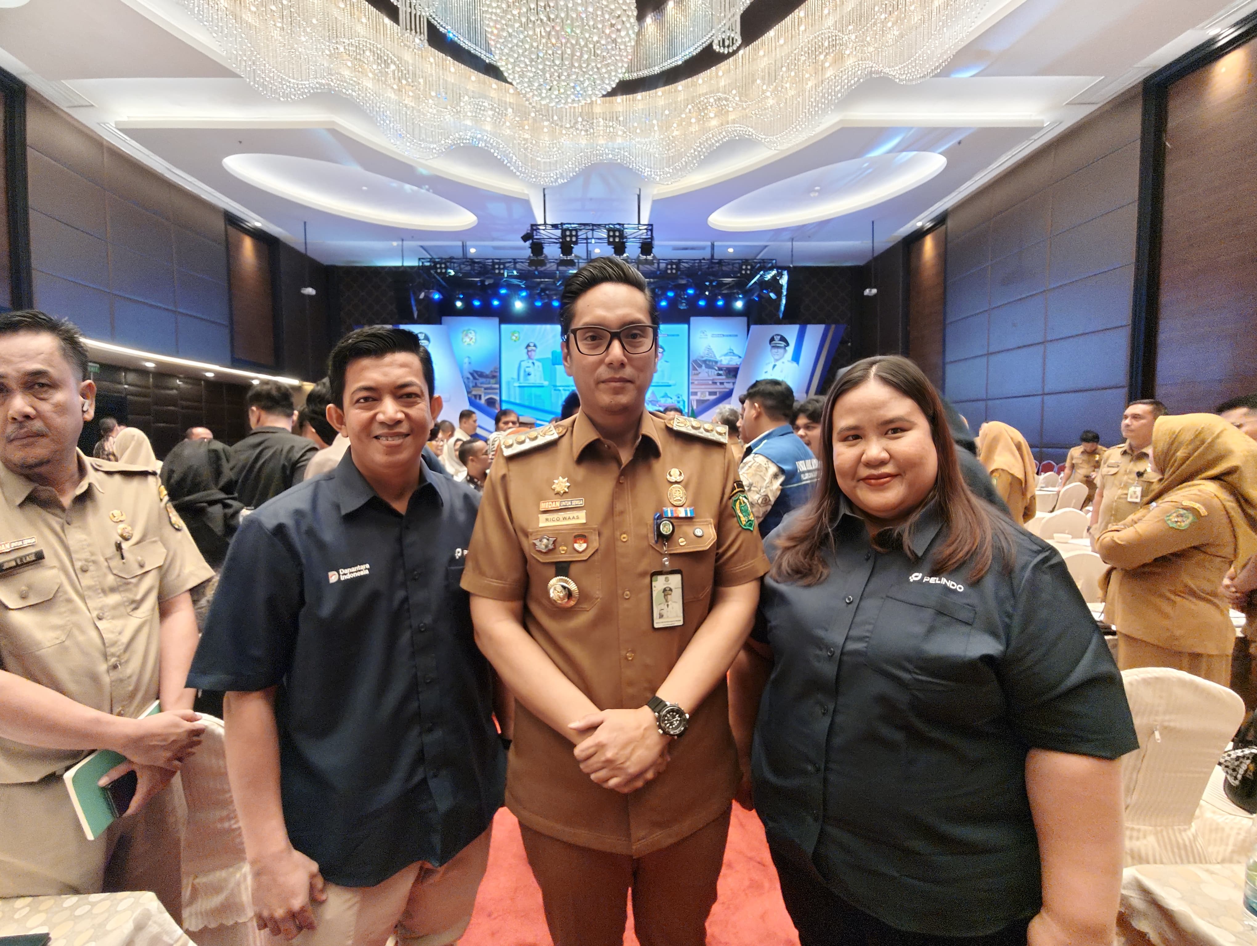BERSAMA: Manajemen Pelindo 1 foto bersama Wali Kota Medan, Rico Waas. (Dok: Pelindo 1).