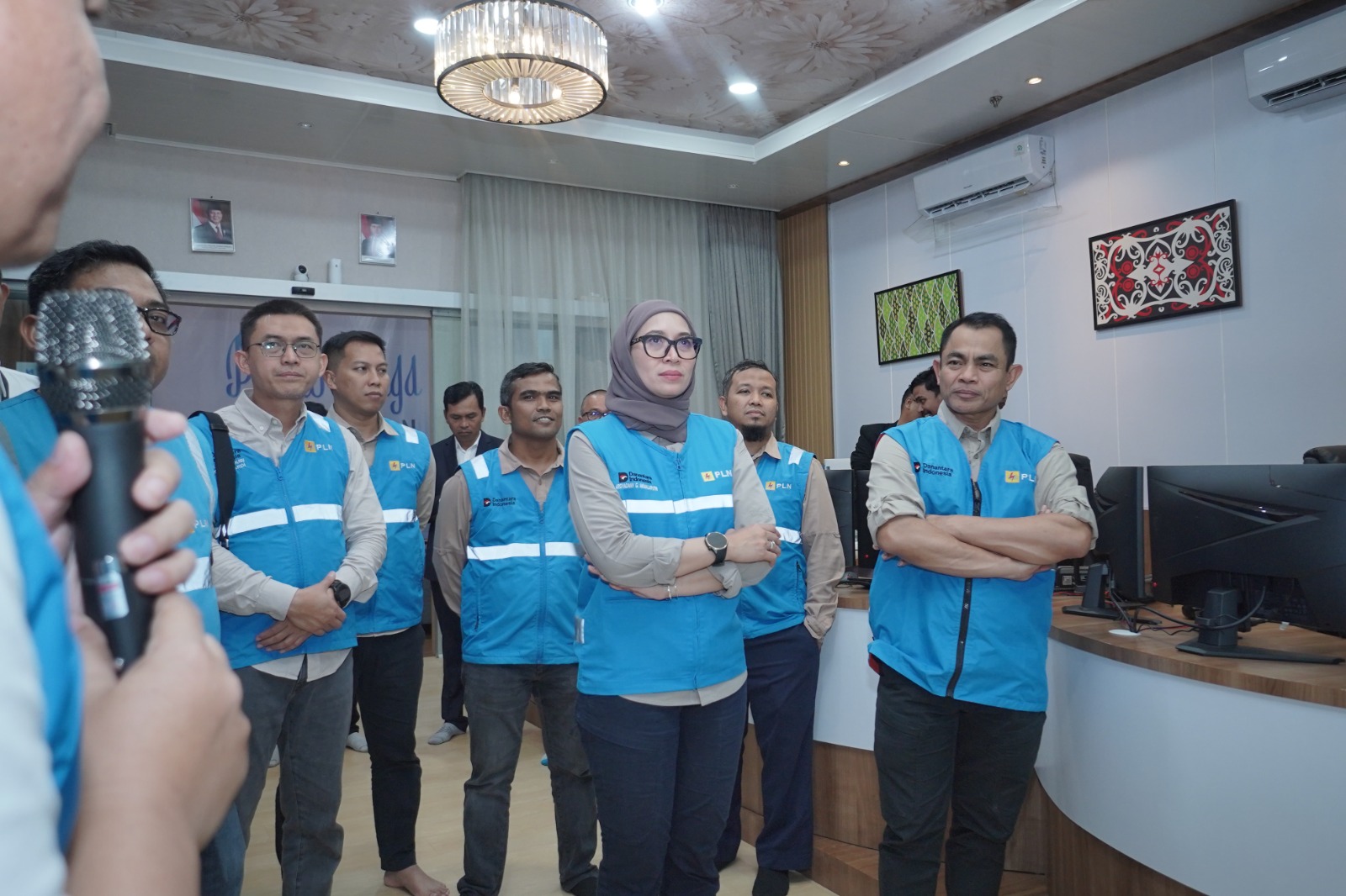 TINJAU: Direktur Distribusi PT PLN (Persero) Arsyadany G. Akmalaputri saat meninjau ke Control Room UP2D Sumatera Utara pada Sabtu (28/3/2026). (Dok: istimewa)