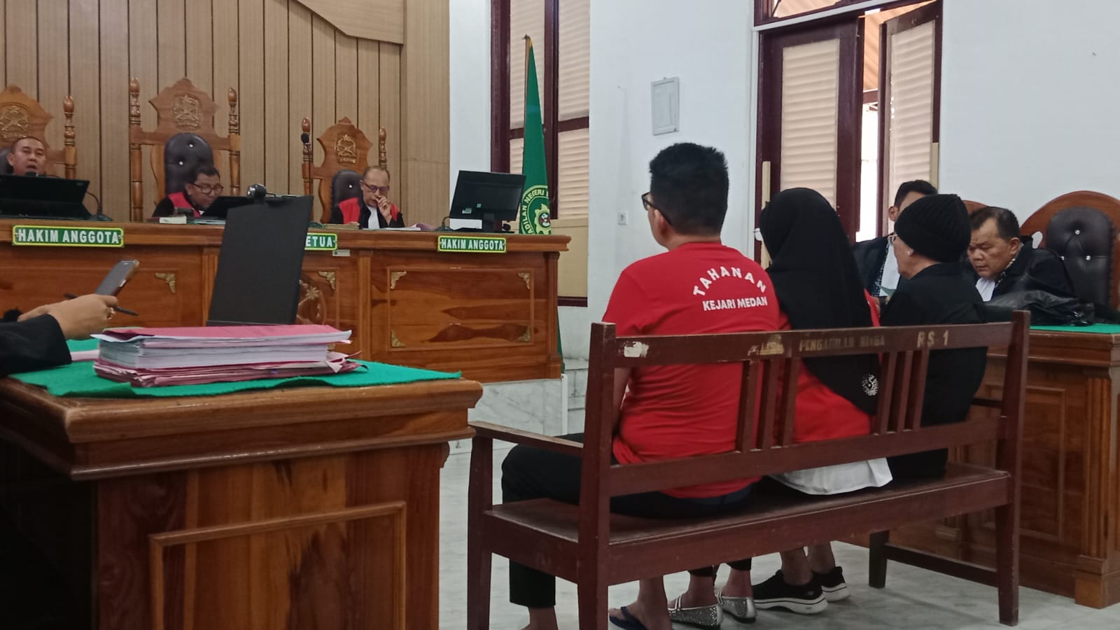 SIDANG: Ibu dan dua anaknya menjalani sidang dakwaan terkait pemalsuan surat di PN Medan, Selasa (31/3/2026). (Dok: istimewa)