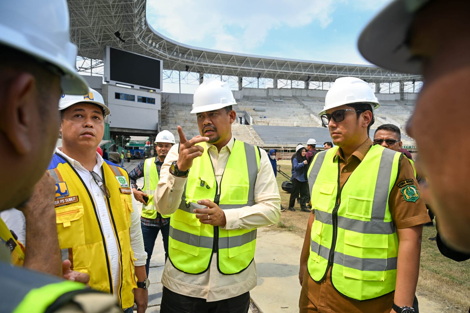 TINJAU: Gubernur Sumut Muhammad Bobby Afif Nasution meninjau proses renovasi Stadion Teladan Medan, Jalan Stadion, Medan, Selasa (31/3/2026). (Dok: istimewa)