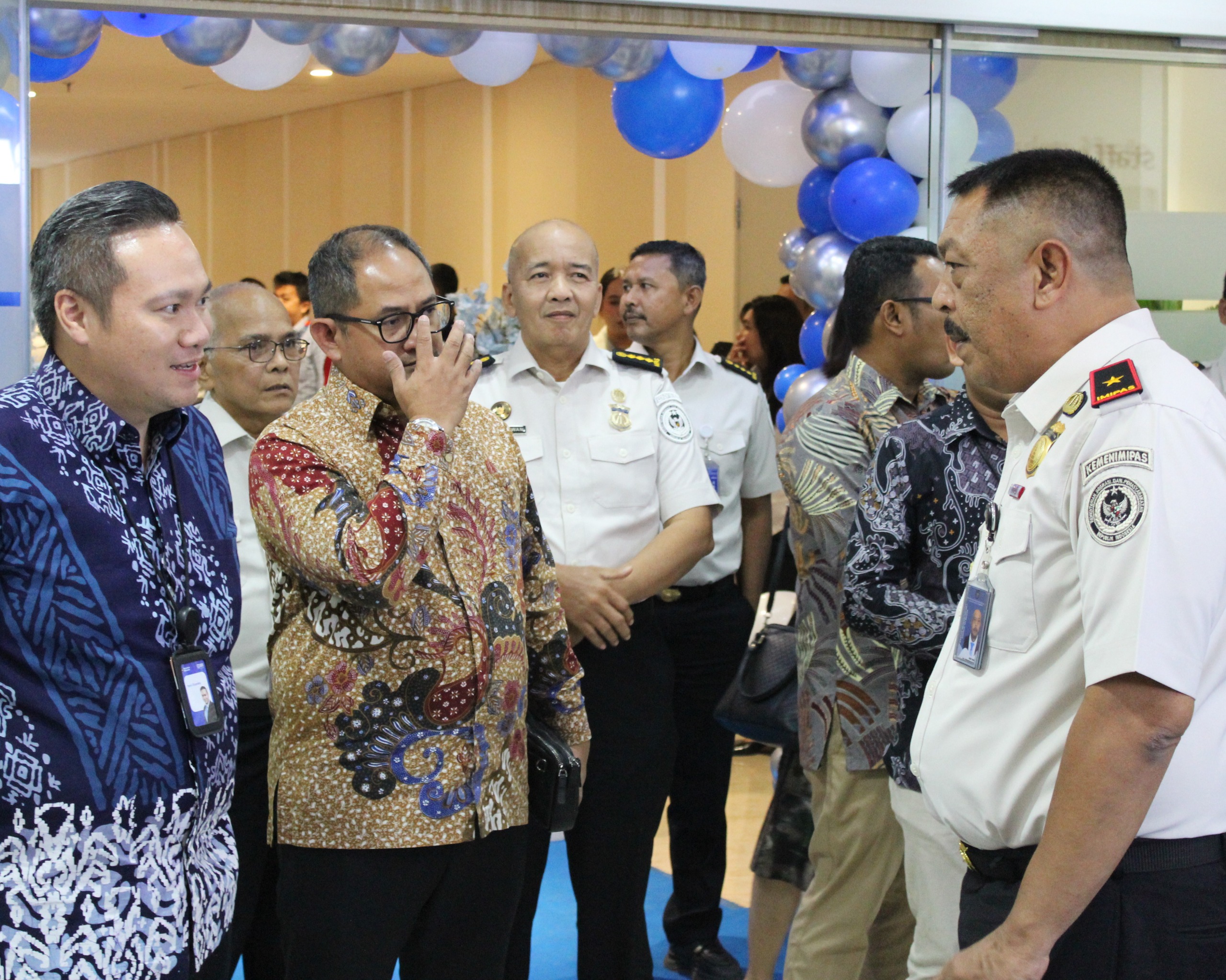 BINCANG: Kepala Kantor Immigration Medan, Uray Avian berbincang dengan Kakanwil Ditjen Imigrasi Sumut, Dr Parlindungan saat soft launchinf Immigration Lounge di Delipark Mall. (Dok: Imigrasi Medan)