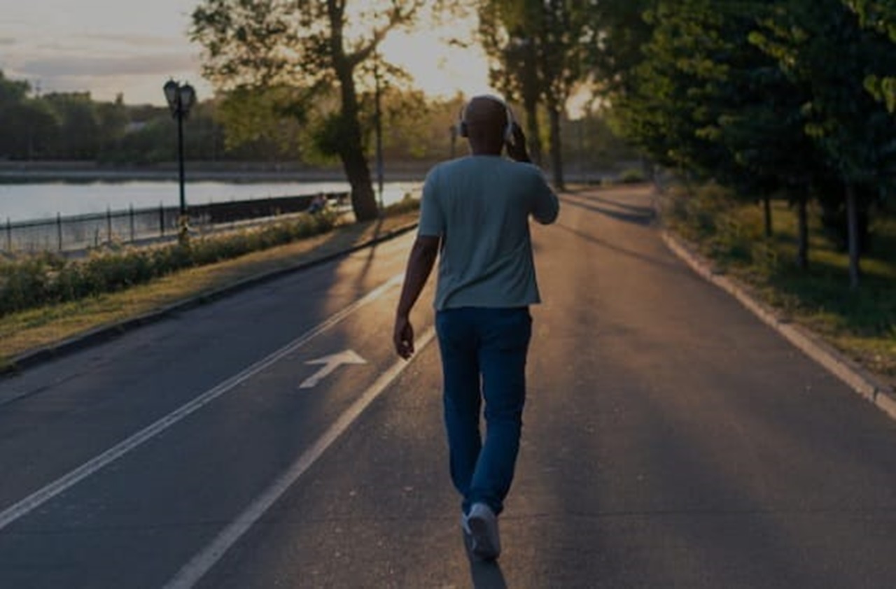 ilustrasi, jalan kaki selama 30 menit bisa meningkatkan mood, menurunkan stres, dan merawat kesehatan mental. (freepik.com)