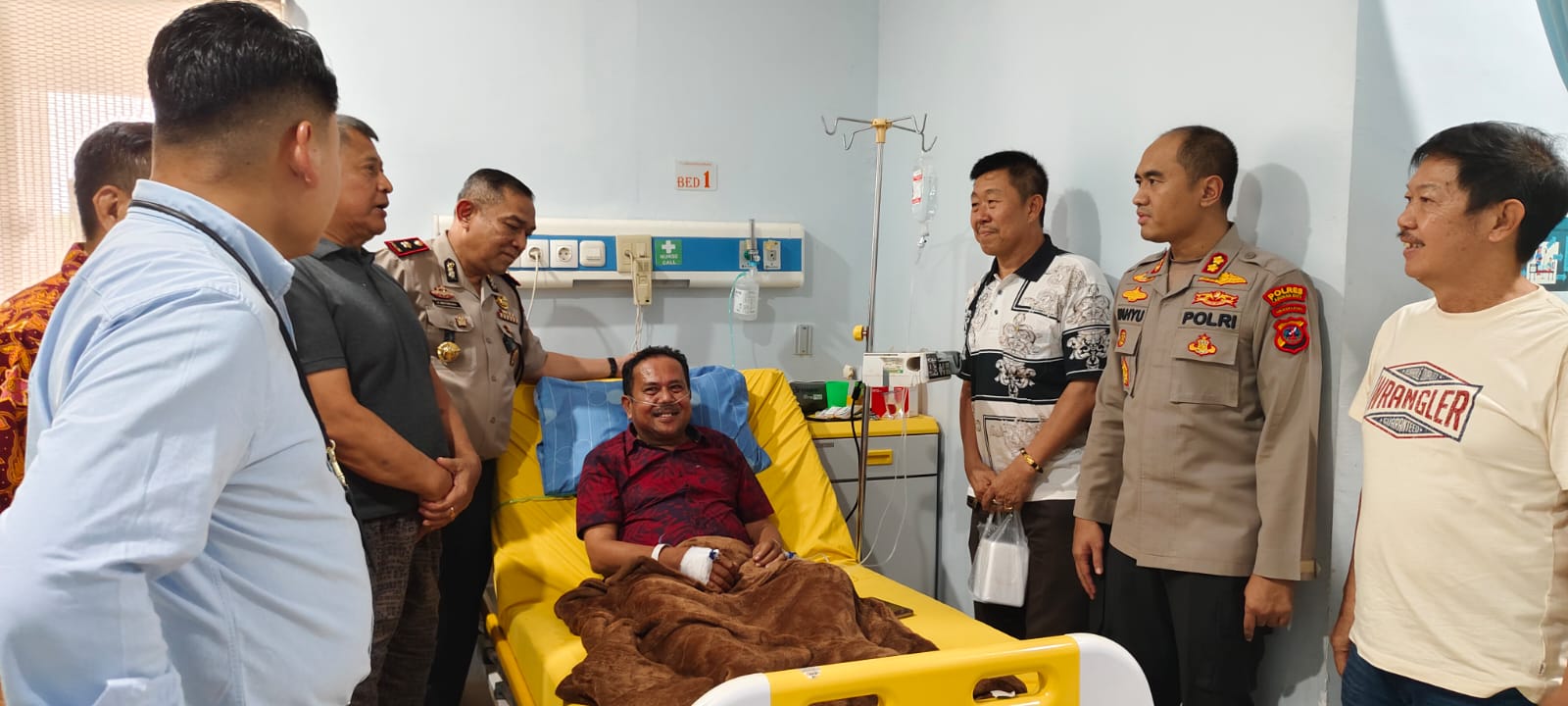 Kapolres Labuhanbatu mengunjungi RSUD Rantauprapat untuk membezuk Ketua MUI Labuhanbatu yang sedang menjalani perawatan medis.  (Fajar/Sumut Pos)