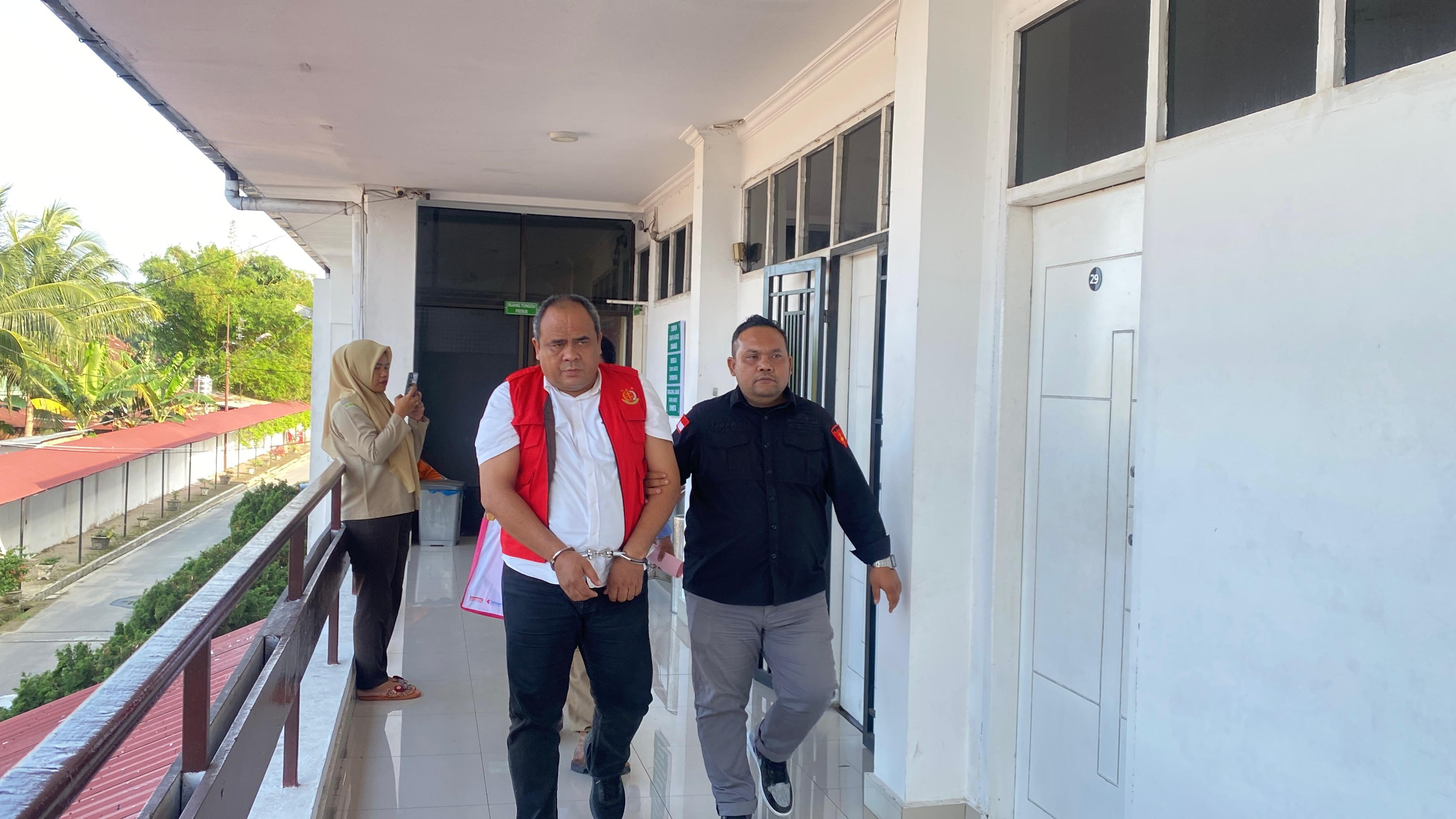  Mantan Kadis Ketapangtan Binjai, Ralasen Ginting saat digiring petugas untuk ditahan di lembaga pemasyarakatan. (Istimewa/Sumut Pos)