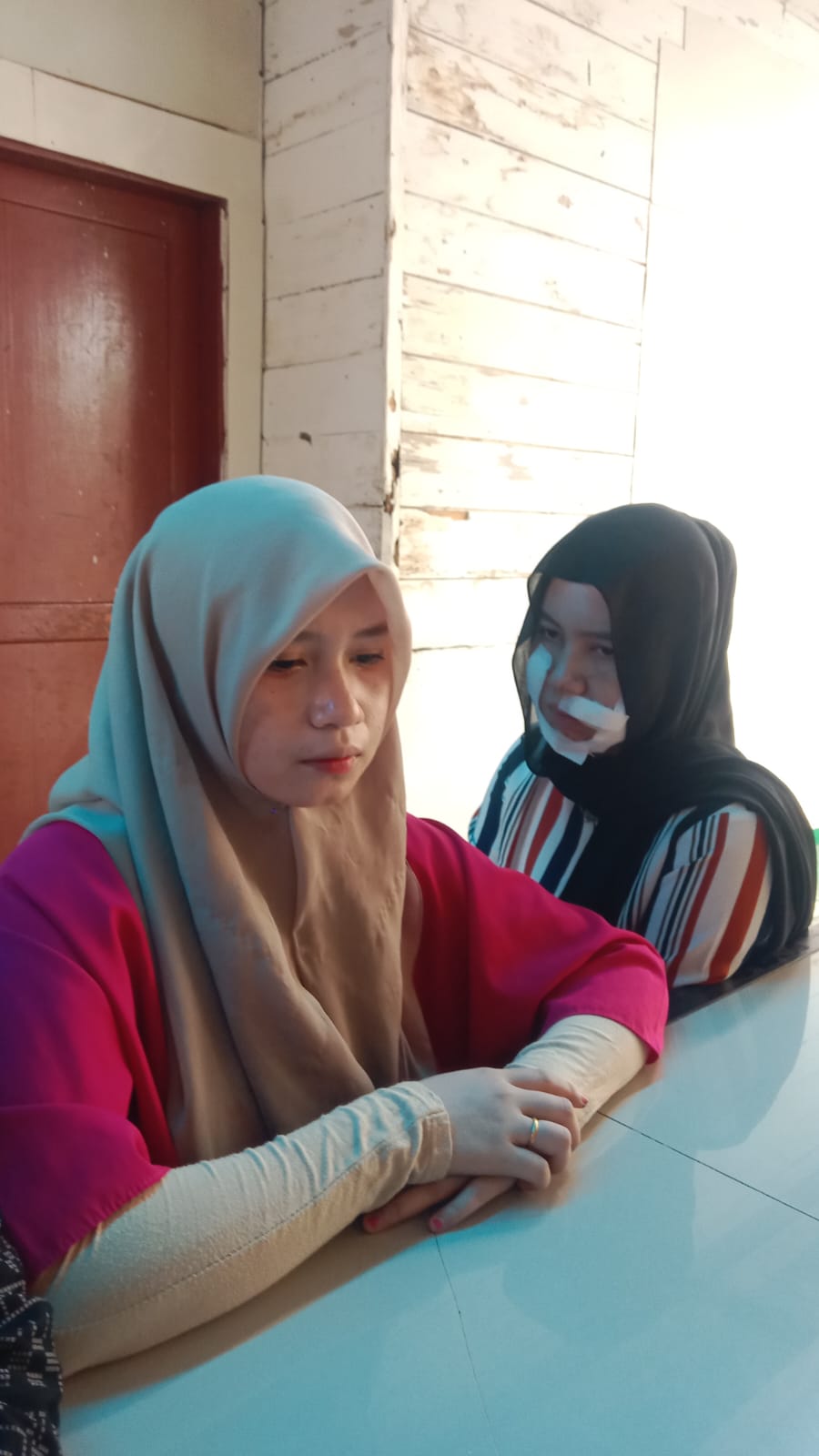 Lidya bersama korban saat diwawancarai di Mapolres Pematangsiantar. (Pra Evasi/Sumut Pos)