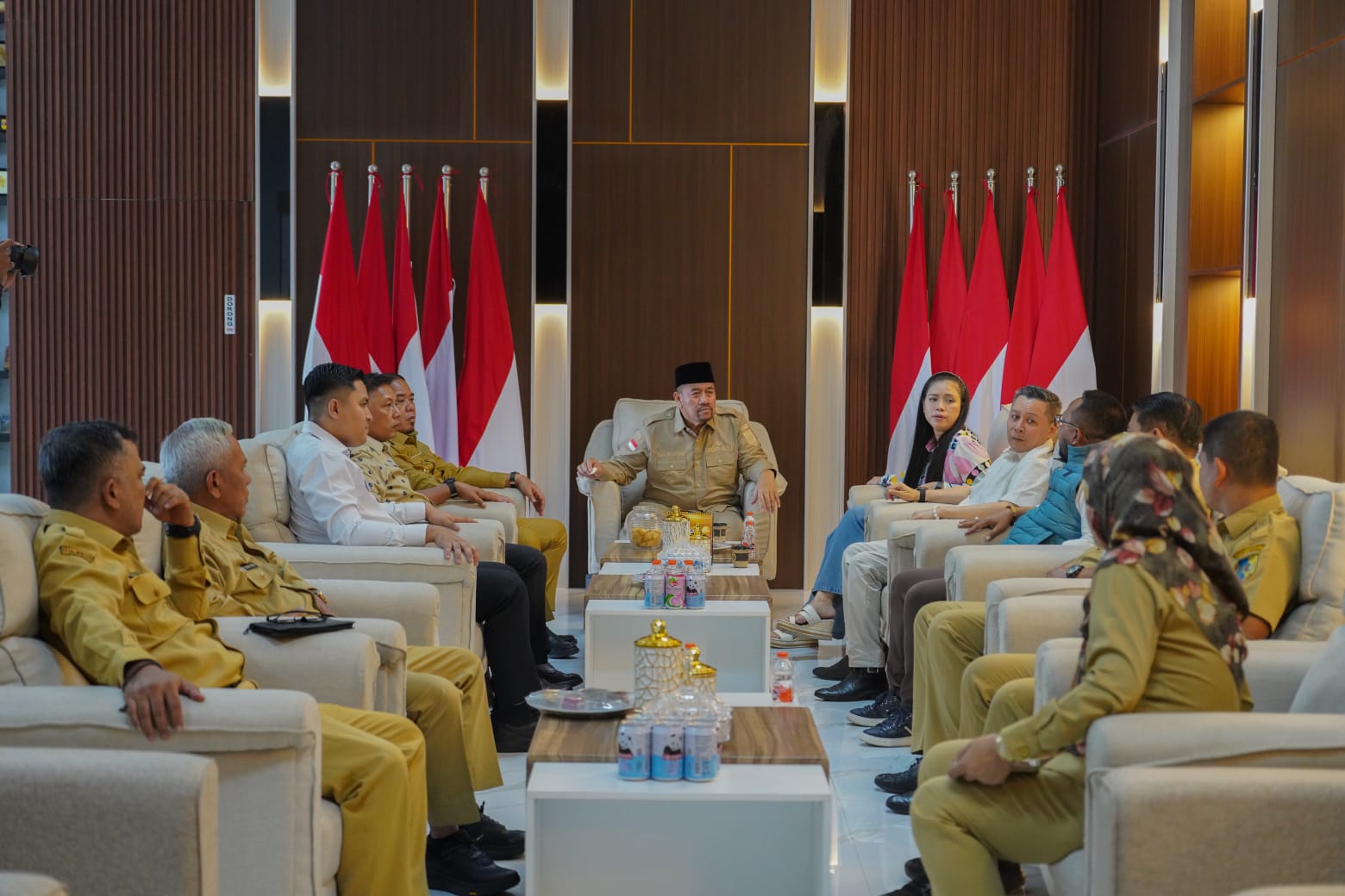 Bupati Batu Bara H. Baharuddin Siagian, S.H., M.Si saat menerima kunker  Bendahara DPD Partai Gerindra Sumut,  Meriyawaty Amelia Prasetio  beserta rombongan di Kantor Bupati Batu Bara. 