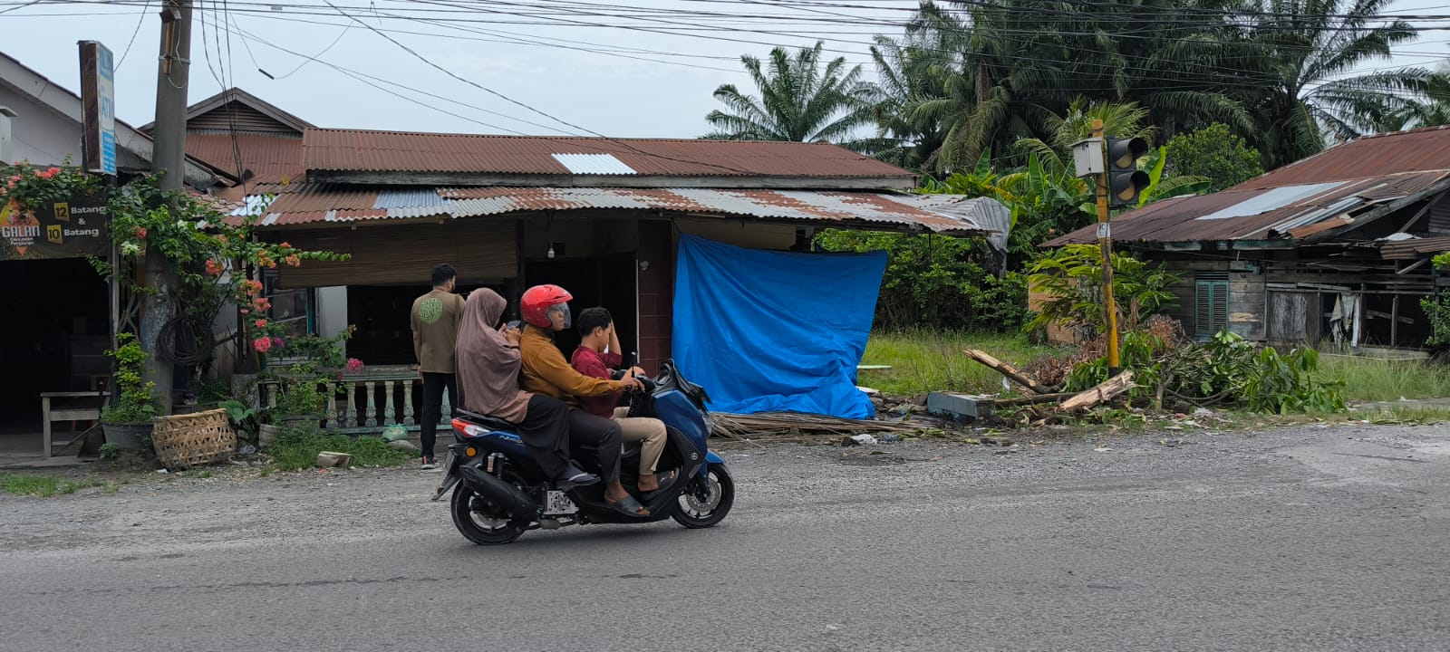  Rumah yang ditabrak mobil Hyundai Palisade di Jalan Perintis Kemerdekaan, Kelurahan Cengkehturi, Binjai Utara. (Teddy Akbari/Sumut Pos)