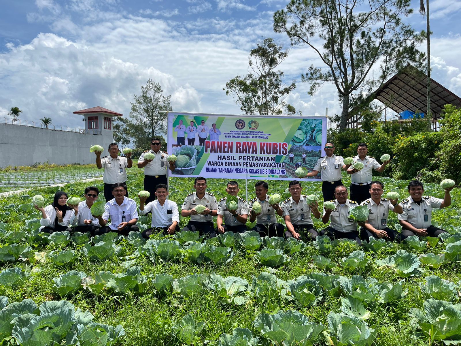 Kepala Rutan Kelas IIB Sidikalang, Loviga Sembiring dan jajaran diabadikan saat panen raya kubis hasil program kemandirian warga binaan, Selasa (31/3/2026). (ISTIMEWA/SUMUT POS)