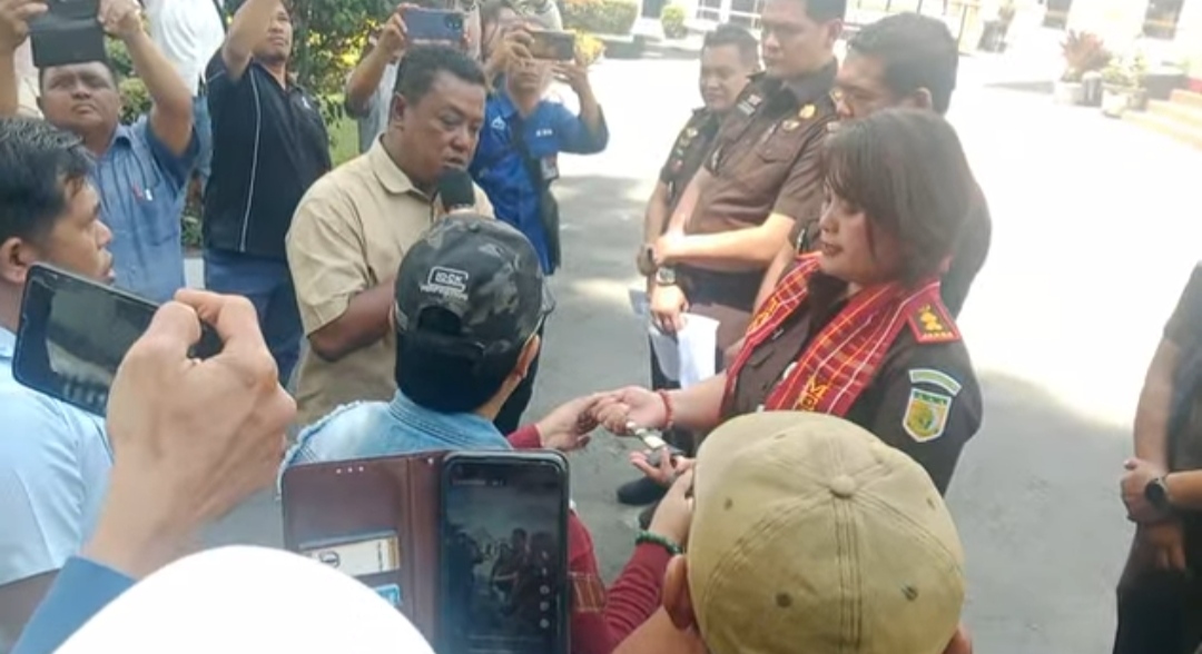  Perwakilan massa menyerahkan cendra mata 'Tumbuk Lada' (pisau khas Suku Karo yang melambangkan keberanian) ke Kajari Karo. (SOLIDEO/SUMUT POS)
