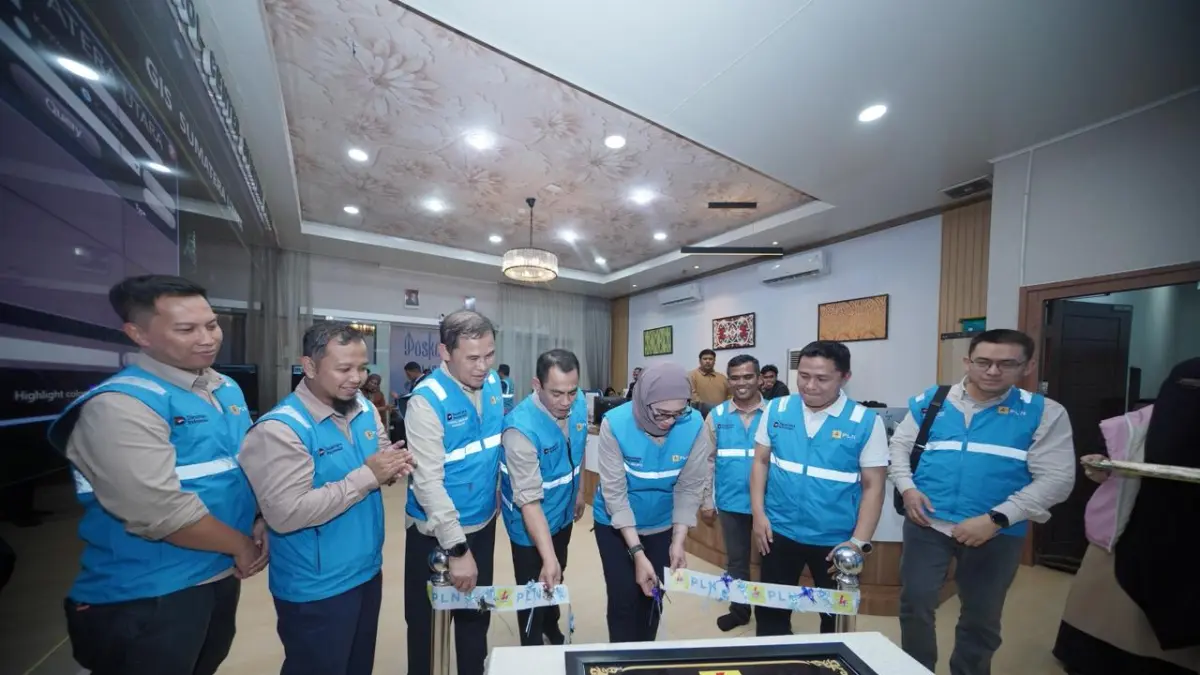 RESMIKAN: Direktur Distribusi PLN, Arsyadany G. Akmalaputri saat melakukan pengguntingan Pita tanda peresmian Disaster Recovery Center dimana DRC merupakan fasilitas baru yang dapat digunakan untuk mempercepat proses pemulihan infrastruktur pasca bencana. (ISTIMEWA/SUMUT POS)