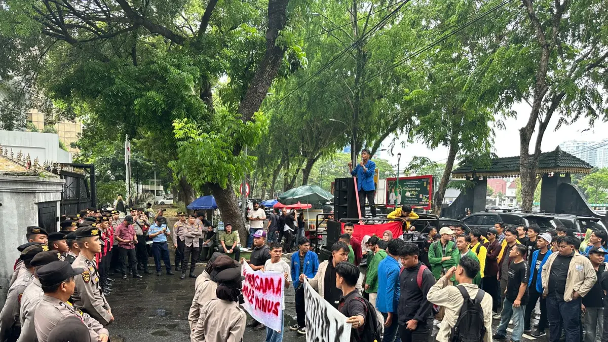 AKSI: Puluhan mahasiswa dari BEM Nusantara Sumatera Utara melakukan aksi di DPRD Sumut. Mereka meminta usut kasus kekerasan anggota KontraS. (Dok: istimewa)