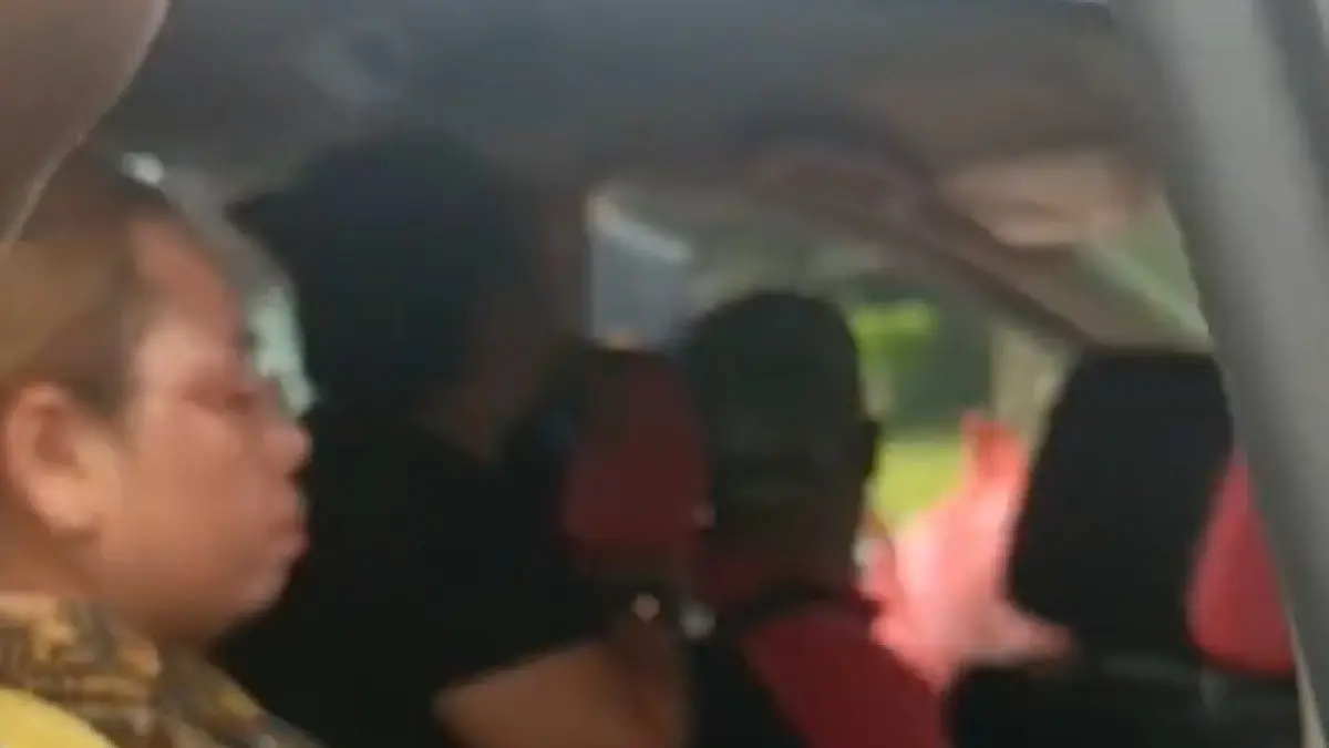 AMANKAN: Polisi saat mengamankan pelaku penjualan bayi di Deliserdang. (Dok: istimewa)