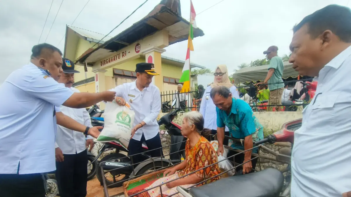 BANSOS: Wali Kota Tebingtinggi  Iman Irdian Saragih ikut menyerahkan bansos kepada seorang lansia  yang sedang sakit di  Jalan Syekh Beringin, Rabu (1/4/2026).  (Azan Purba/Sumut Pos)