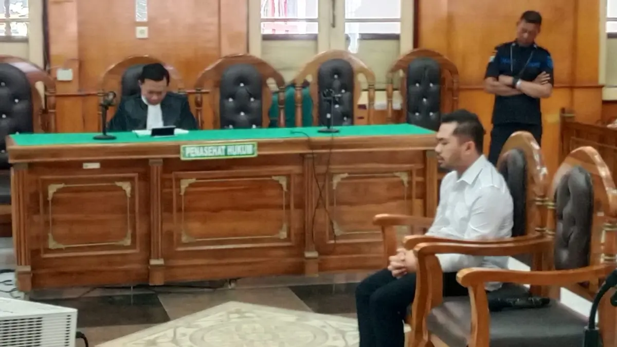 BEBAS: Amsal Christy Sitepu terdakwa dugaan korupsi profil desa Karo, saat menjalani sidang vonis di Pengadilan Tipikor Medan, Rabu (1/4/2026). (Dok: Gusman/Sumut Pos)