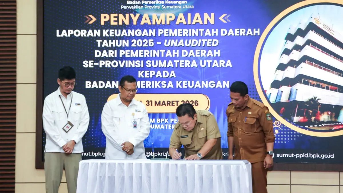 BERITA ACARA: Wali Kota Pematangsiantar Wesly Silalahi  menandatangani berita acara penyerahan LKPD 2025 Pemko Siantar kepada BPK RI Perwakilan Sumut. (DISKOMINFO SIANTAR/SUMUT POS)