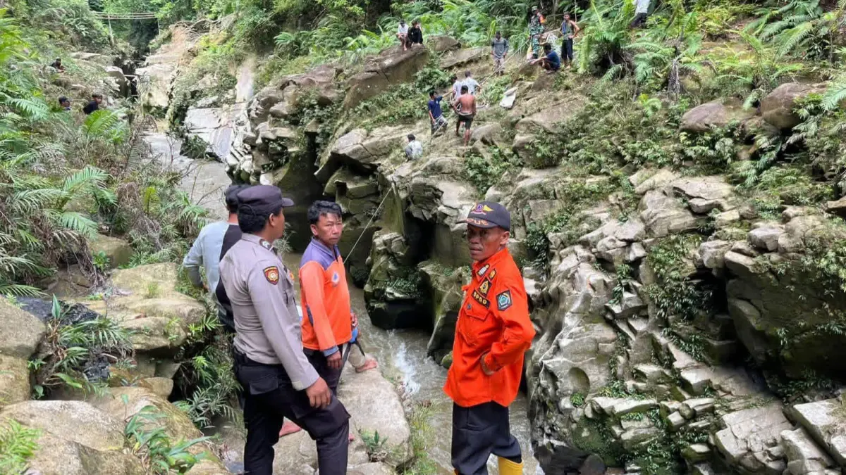 CARI KORBAN: BPBD, Polisi beserta warga melalukan pencarian terhadap pasutri  yang mobilnya terjun ke jurang di Desa Lae Ikan Kecamatan Sitellu Tali Urang Jehe, Kabupaten Pakpak Bharat, Selasa (31/3/2026).  (ISTIMEWA/SUMUT POS)