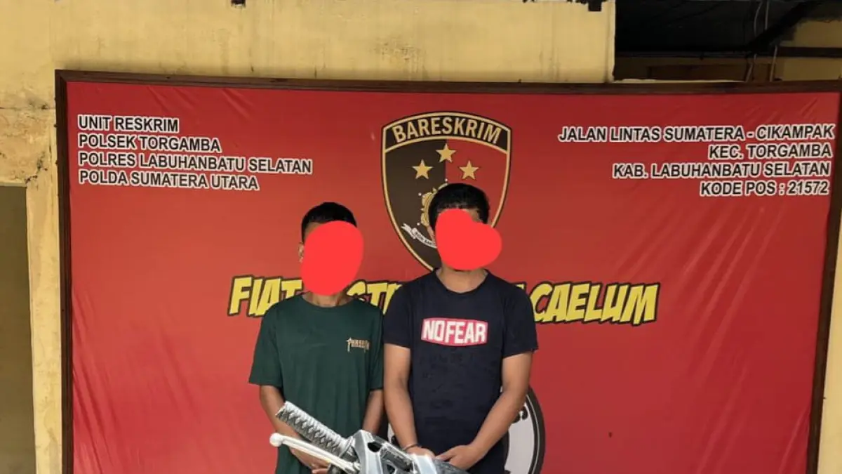 DIAMANKAN: Dua pelaku pencurian di SPBU Pinang Awan diamankan di Polres Labusel. (KHAIRUDDIN/SUMUT POS) 