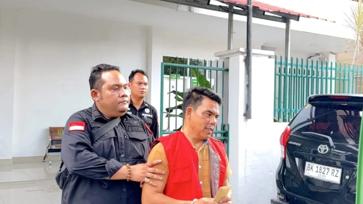 
DITAHAN: Asisten II Setdako Binjai yang menjadi tersangka korupsi saat digiring untuk ditahan di lembaga pemasyarakatan. (Istimewa/Sumut Pos )