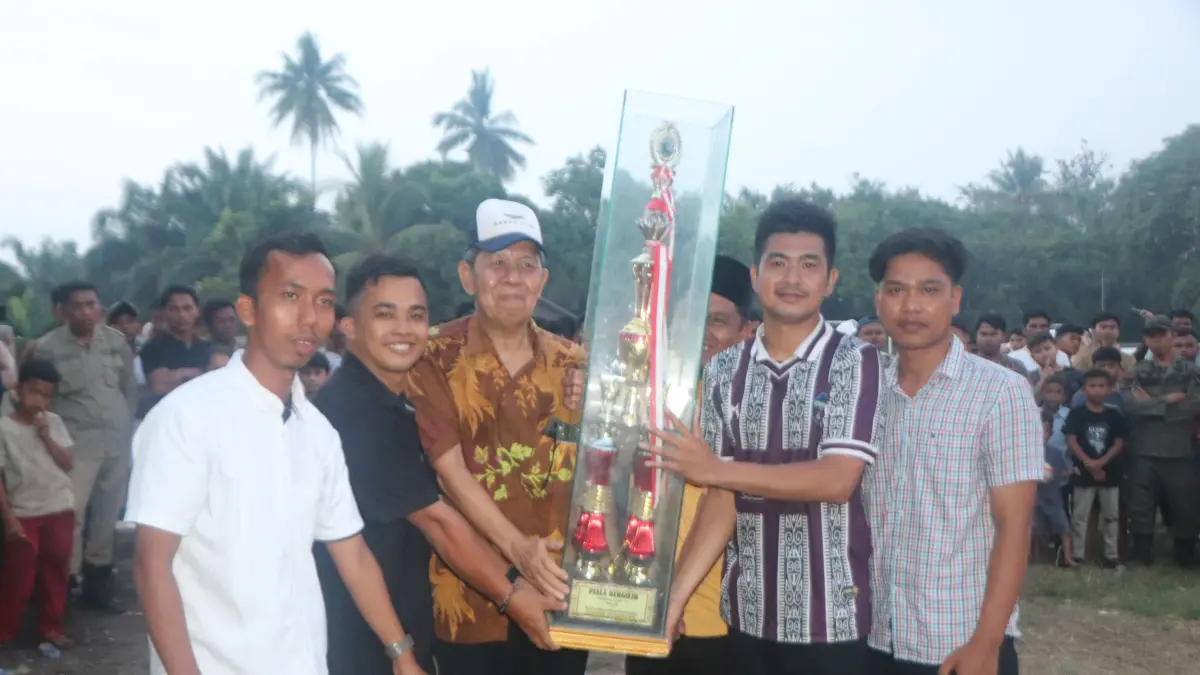 JUARA: Hutaimbaru FC menerima piala final Pumah Cup II Ke-XL Tahun 2026 setelah menundukkan Siancimun FC dengan skor tipis 1-0. (MITRA HARAHAP/SUMUT POS)