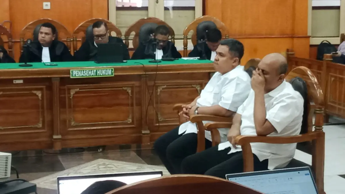 PROYEK: Topan Ginting dan Rasuli terdakwa kasus suap proyek jalan Sumut, menjalani sidang putusan di Pengadilan Tipikor Medan, Rabu (1/4/2026). (Dok: istimewa)
