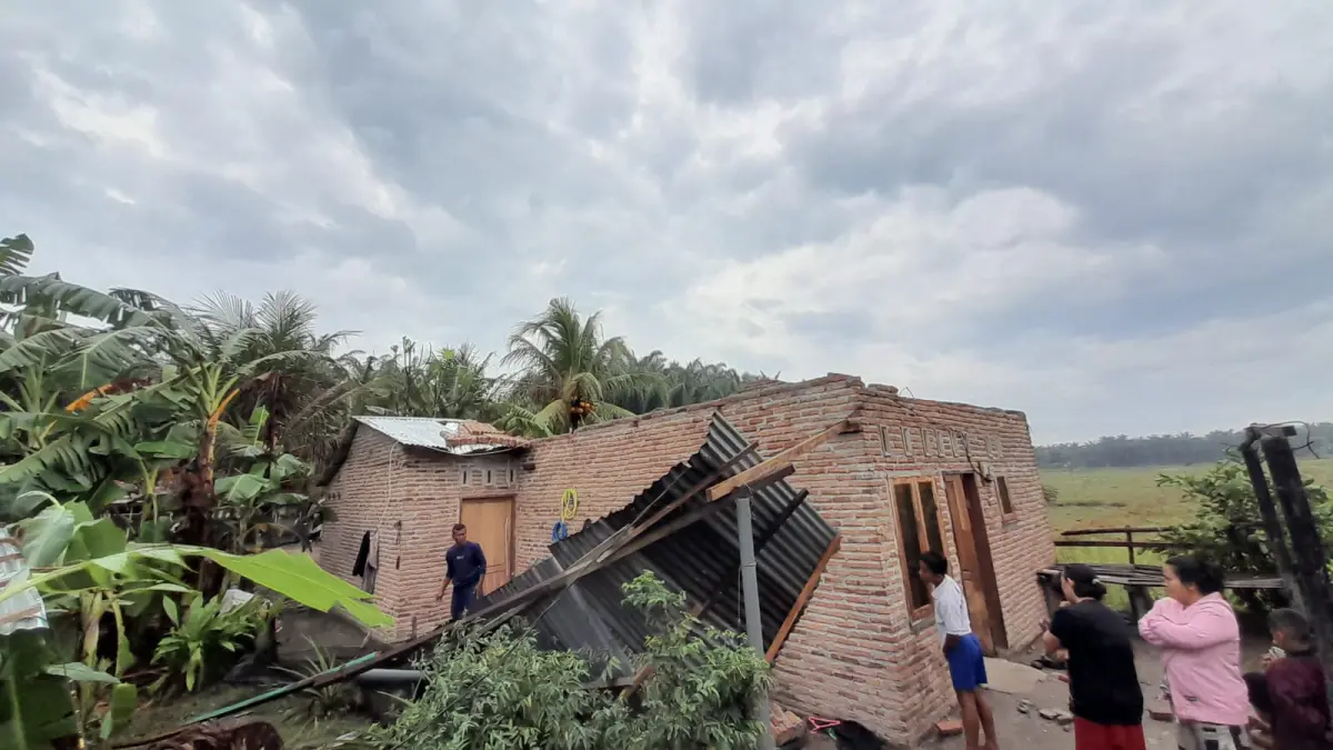 Rumah warga di Kecamatan Pagar Merbau rusak akibat angin puting beliung, Senin (30/3/2026). (BATARA/SUMUT POS)