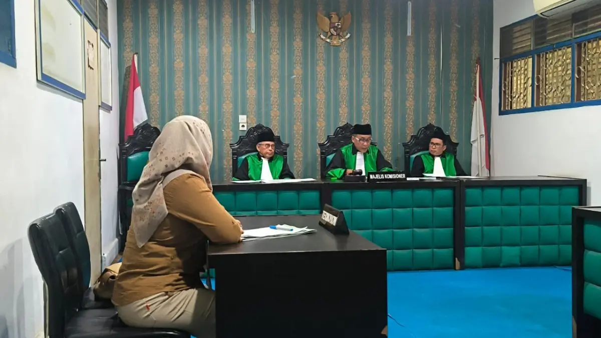 
SENGKETA: Majelis komisioner saat menggelar sidang sengketa informasi dana insentif fiskal dengan permohonan BPKPAD Binjai. (Teddy Akbari/Sumut Pos)