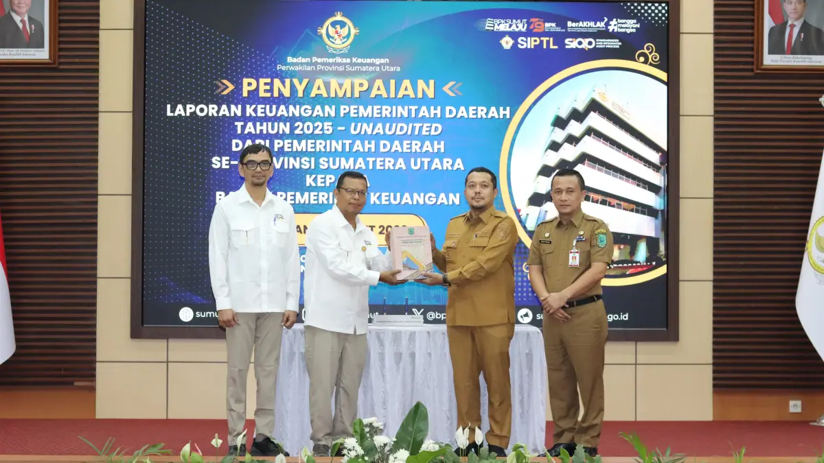 SERAHKAN: Bupati Paluta, H. Reski Basyah Harahap menyerahkan LKPD 2025 kepada Kepala BPK RI Perwakilan Sumut, Paula Henry Simatupang, di Gedung Auditorium BPK, Jalan Imam Bonjol. (ISTIMEWA/KOMINFO PALUTA)